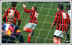 Reevaldo demostrates that the martial arts are still an effective form of defence. [Photo:MooroPix]